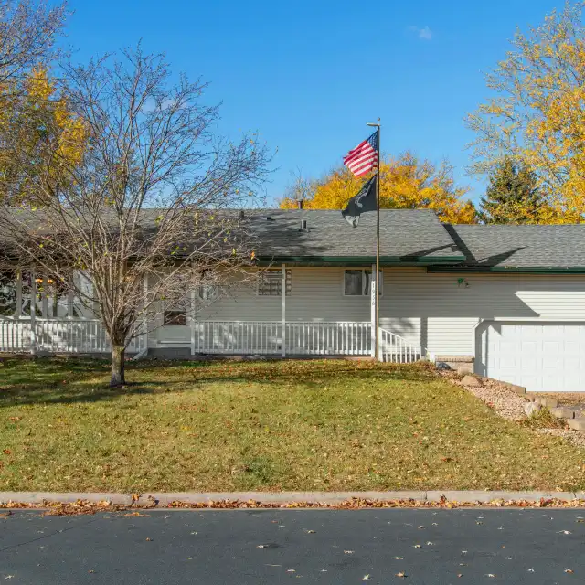 White House With Split Level Garage Sq